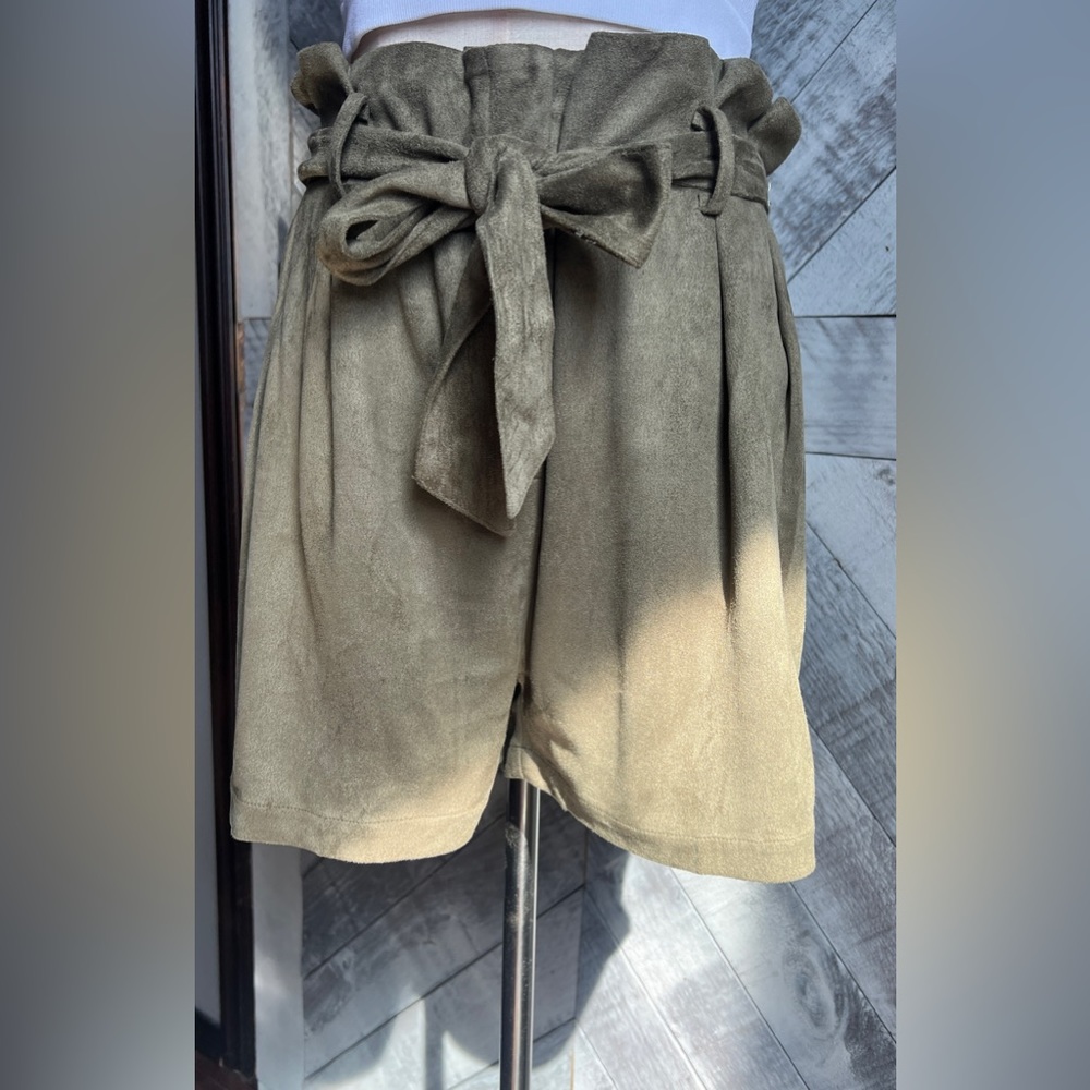 HYFVE NWT FAUX SUEDE PAPER BAG WAIST SHORTS WITH POCKETS . - Picture 4 of 8